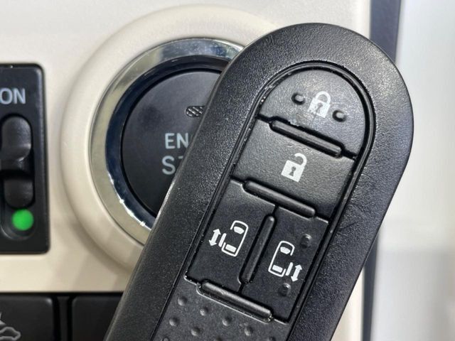 【キーフリーシステム】カバンやポケットに入れたままでもドアの施錠・解錠が可能なスマートキーを装備。エンジンのオン・オフ時もカギを取り出す必要が無いからとっても便利です♪