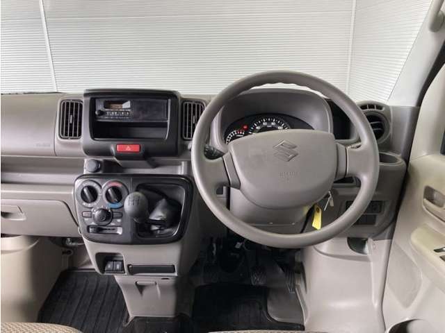 シンプルな運転席周りです。インパネ周りの各操作スイッチ類も使いやすいよう配置されています！