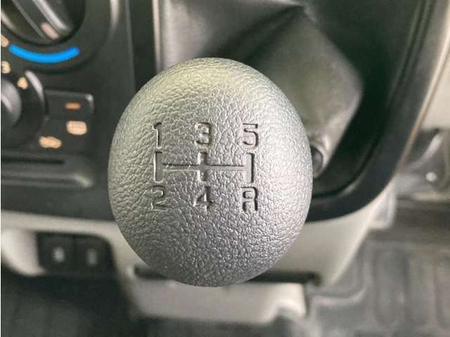 ドライバー自らが1段ずつ手動でギアチェンジしながら運転できるマニュアル車！自分の意思に沿った走りが可能です。是非、走りを楽しんで下さい。