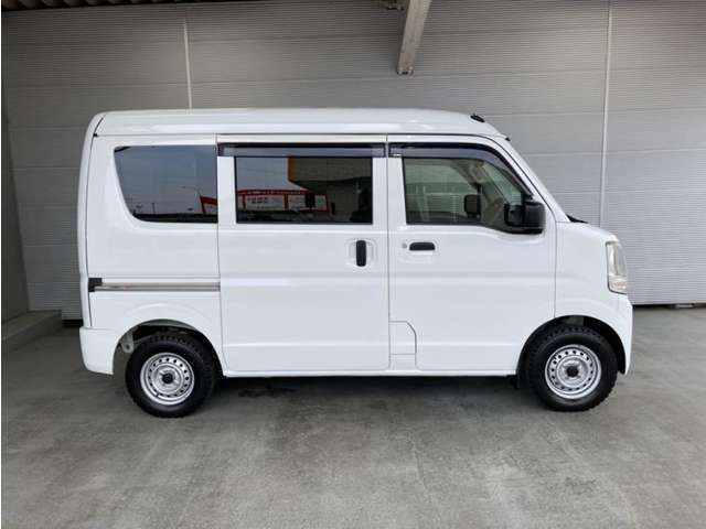 全車1年間の走行距離無制限のロングラン保証付きです。また、さらに安心をお求めの方には1年～2年の保証延長ができる「ロングランα保証」（有償）もお選びいただけます。