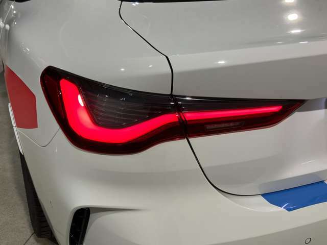 L字型リアコンビランプ：BMWの伝統的なデザインのひとつです。夜間でも誰が見てもBMWとわかる印象的なデザイン。