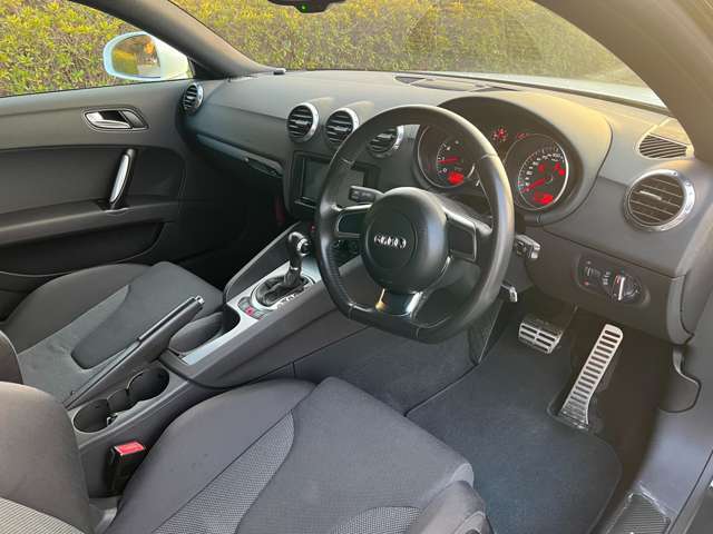 車内には気になる匂いや汚れ箇所などもありません。