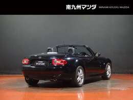 オープンとクローズド、美しさの両立のために、ソフトトップの後端を下げるとともに後方左右を絞り込み、キャノピー全体をティアドロップ形状にすることで、その両立に成功しました。