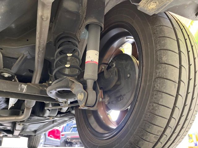 お車を安心してお乗りいただく為には、足回りの定期点検が欠かせません。サービスサポート（有償保証）では無料点検もご提供しており、安心のカーライフをお過ごしいただけるサポート体制が整っています。