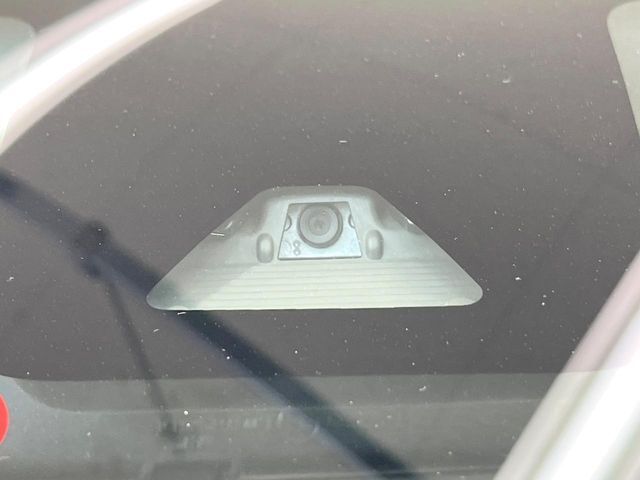 【スマートアシスト】走行中に前方の車両等を認識し、衝突しそうな時は警報とブレーキで衝突回避と被害軽減をアシスト。より安全にドライブをお楽しみいただけます。