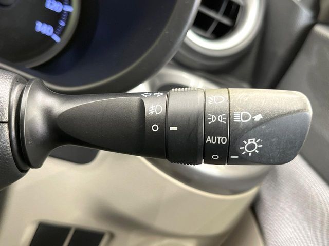 【オートライト】周りの明るさに応じて自動でヘッドライトの点灯・消灯ができる機能です！ライトの付け忘れ・消し忘れなどが無くなり、雨の日や夕方の走行も安心！トンネル通過時も便利ですね♪