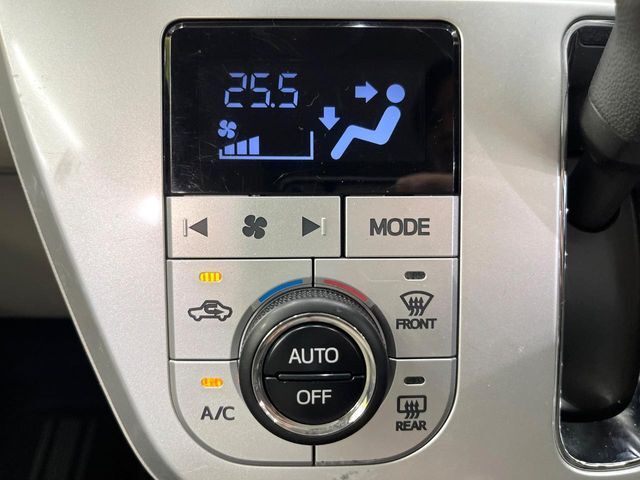 【オートエアコン】一度お好みの温度に設定すれば、車内の温度を検知し風量や温度を自動で調整。暑い…寒い…と何度もスイッチ操作をする必要はありません。快適な車内空間には必須の機能ですね♪