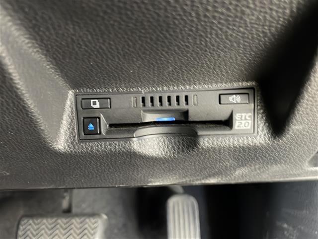【ETC】有料道路を利用する際に料金所で停止することなく通過できる、ETC車載器（ノンストップ自動料金収受システム機器）が装備されています。セットアップを行うことで利用可能になります。