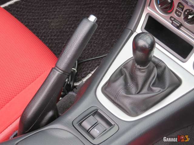 シフトノブは純正。コレ使いやすいです！定番のシフトカラー（スプリングシート）の劣化でガタついていたので、ダストブーツやインシュレータ含め新品に交換致しました。シフトフィール良好です。