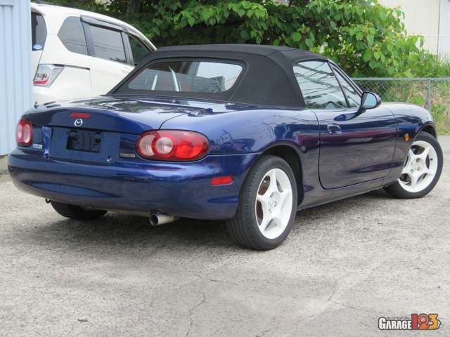 NR-Aベースなので足回りもビルシュタインです。ブレーキも大径になります。車体の軽さもあるのでブレーキがとてもカッチリ効きます。見た感じノーマルブレーキパッドなので、少し強めのパッドでも良いかも知れません