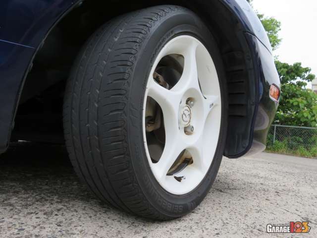 タイヤはご覧の通り古くそしてヒビがあるので、ご納車前に弊社指定タイヤ（海外製新品）に交換させて頂きます。費用は追加となりますが国産タイヤへのアップグレードも可能ですのでご相談下さいませ。
