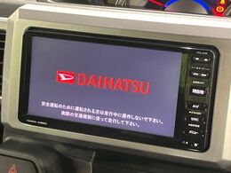 【純正ナビ】人気の純正ナビを装備しております。ナビの使いやすさはもちろん、オーディオ機能も充実！キャンプや旅行はもちろん、通勤や買い物など普段のドライブも楽しくなるはず♪