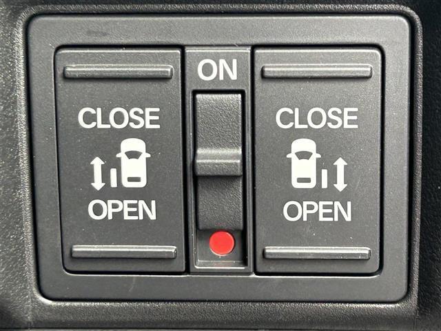 【両側パワースライドドア】小さなお子さまでもボタン一つで乗り降りラクラクです！両手に荷物を抱えている状態でもボタンを押せば自動で開閉するので、お買い物やお出かけの際にはとっても重宝します！
