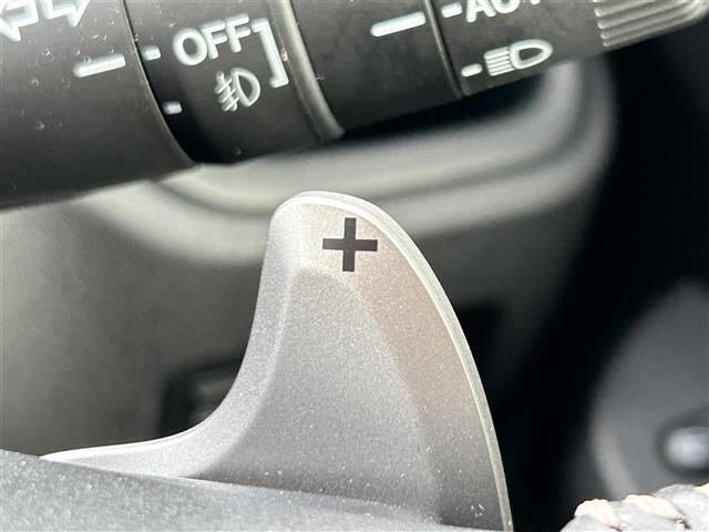 【パドルシフト（AT車）】MT車と同じように好きなギアで走ることができます！ステアリングから手を離さずに指先だけでシフト操作ができ、よりスポーティな走りをお楽しみいただけます。