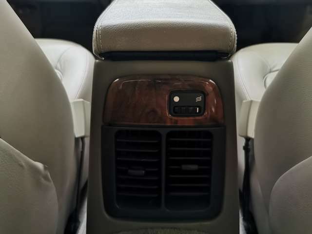 【後部座席用エアコン吹き出し口】室内のエアコンのききをよくし快適に過ごすことが出来るようになっております。