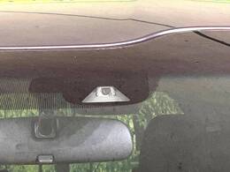 【ホンダセンシング】走行中に前方の車両等を認識し、衝突しそうな時は警報とブレーキで衝突回避と被害軽減をアシスト。より安全にドライブをお楽しみいただけます。