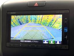 【バックカメラ】駐車時に後方がリアルタイム映像で確認できます。大型商業施設や立体駐車場での駐車時や、夜間のバック時に大活躍！運転スキルに関わらず、今や必須となった装備のひとつです！