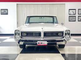 特徴的な縦目の2連ヘッドライト