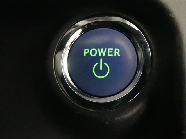 ボタンを押すとエンジンが始動します！ブレーキを踏みながらでないと始動しないので安心です！