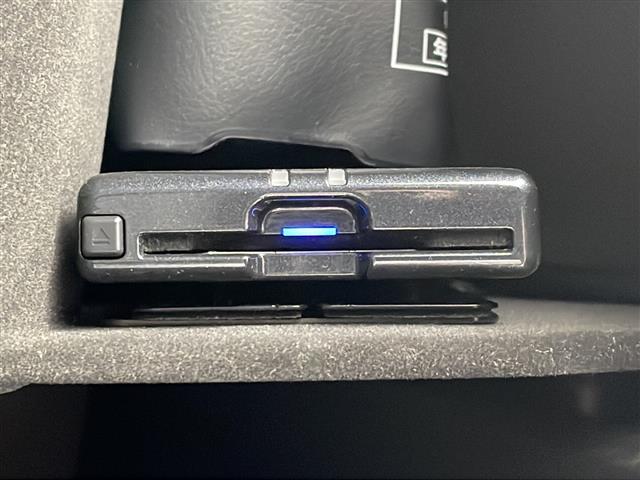 【ETC】有料道路を利用する際に料金所で停止することなく通過できる、ETC車載器（ノンストップ自動料金収受システム機器）が装備されています。セットアップを行うことで利用可能になります。
