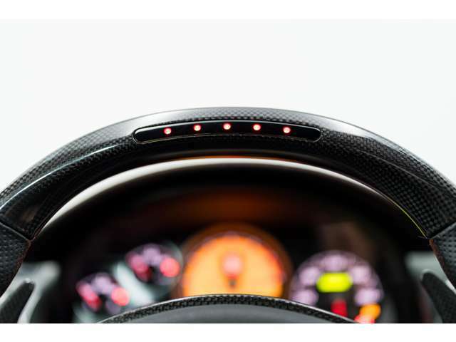 ハンドル上部のLEDは車がスピードアップしていくにつれ1つ、2つと点灯していきシフトアップのタイミングを教えてくれます。