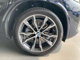 一部モデルを除いたほとんどの車両でランフラットタイヤが標準装備♪たとえタイヤの空気が抜けてしまっても、~80km/hの速度で80km程の距離を走行可能です。