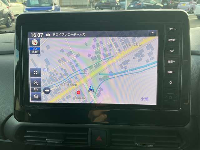 日産純正9インチメモリーナビ（MM222D-L）装備。スマートフォンによる部分地図更新、Bluetooth接続での音楽視聴、快適な画面操作と高音質なオーディオ再生。無料地図更新付きです。