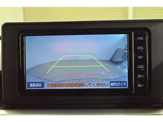 バックガイドモニター（バックモニター）付き。車両後方の映像をナビ画面に表示し、駐車などの後退操作をサポートします。