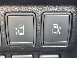【両側パワースライドドア】スマートキーや運転席のスイッチで後席両側スライドドアの開閉が可能♪電動だから力を入れてドアを開ける必要が無く、小さなお子様でも簡単に開け閉めでき快適です♪
