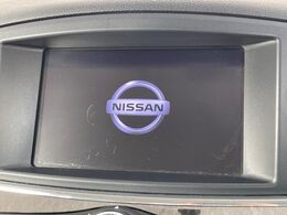 【純正ナビ】人気の純正ナビを装備しております。ナビの使いやすさはもちろん、オーディオ機能も充実！キャンプや旅行はもちろん、通勤や買い物など普段のドライブも楽しくなるはず♪