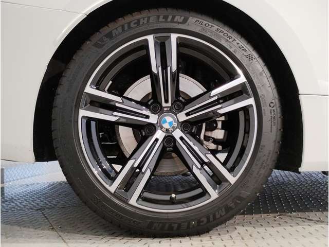 BMWの純正アロイホイールは軽量かつ強度にも優れているホイールで走行性能を引き上げる設計になっております。足元にもBMWは妥協がなくこだわっている個所になります。