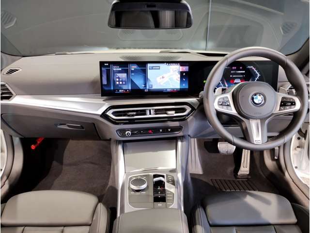 BMWの運転席はドライバーオリエンテッドという構造を採用。ドライバー目線の操作がしやすい設計になっており、ドライブ中にも目線の移動が少なく運転中にも簡単に操作ができます。