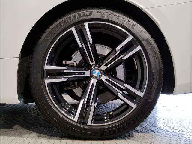 BMWの純正アロイホイールは軽量かつ強度にも優れているホイールで走行性能を引き上げる設計になっております。足元にもBMWは妥協がなくこだわっている個所になります。