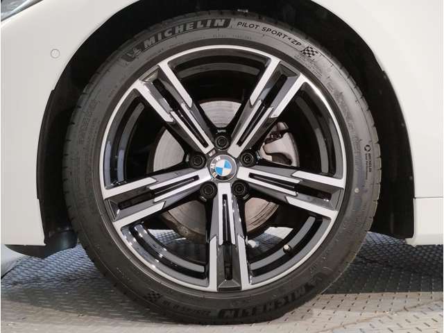 BMWの純正アロイホイールは軽量かつ強度にも優れているホイールで走行性能を引き上げる設計になっております。足元にもBMWは妥協がなくこだわっている個所になります。
