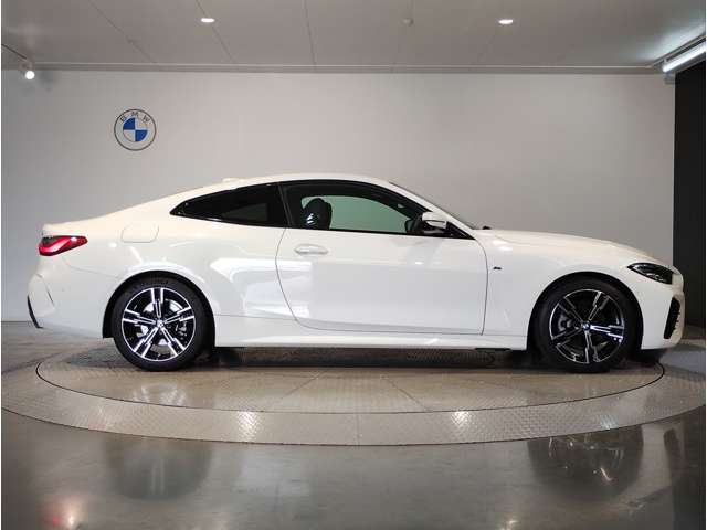 BMWでは重量配分にもこだわりがあり、FRモデルでは50：50とFFモデルでも60：40と前後の重量バランスにこだわり、軽快なハンドリングを実現しております。