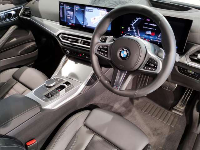 BMWの運転席はドライバーオリエンテッドという構造を採用。ドライバー目線の操作がしやすい設計になっており、ドライブ中にも目線の移動が少なく運転中にも簡単に操作ができます。