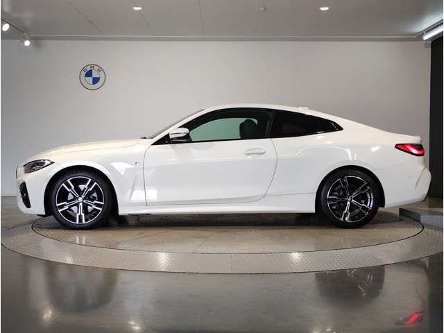BMWではロングホイールベースの採用をしており、すべての車種に適用され、走行中の安定感の向上されております。また室内空間の広さにも貢献しております。
