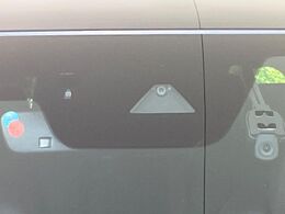 【スマートシティブレーキサポート】低速走行中に前方の車両等を認識し、衝突しそうな時は警報とブレーキで衝突回避と被害軽減をアシスト。より安全にドライブをお楽しみいただけます。