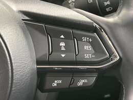 【マツダ・レーダークルーズコントロール】高速道路での長距離走行が楽に！自動で速度を保つクルーズコントロールが、衝突軽減システムと連携し、前方の車両を感知して車間を保つように速度調節してくれます！！