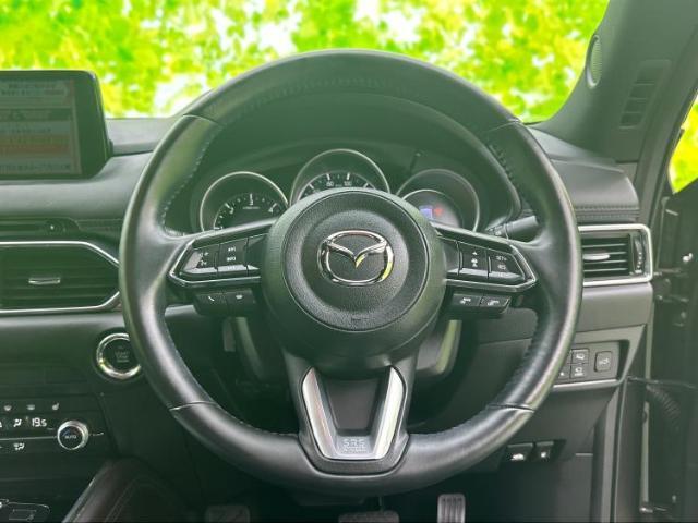 WECARSの展示場では実際に見て、触ってお車をお選びいただけます！知識の豊富な営業スタッフが様々なカーライフをご提案いたします！