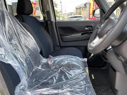 【運転席】座り心地が良いシートなので長時間の運転でも快適にお過ごしいただけます。新品のフロアマットのご注文も可能です。掲載箇所以外にご希望の写真がございましたらお気軽にお問い合わせ下さい。