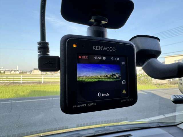 ケンウッドのドライブレコーダーDRV-340。万が一の事故の際、有利な証拠を残してください。