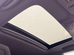 【ムーンルーフ】開放感たっぷりの希少装備、ムーンルーフが装着されています！車内に明かりを取り入れたり景色を楽しむ以外にも、車内の空気も簡単に換気できて快適です！