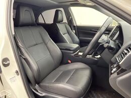 【黒革シート】上質な本革を使用し、高級感あふれる黒革シート。常に体に触れる部分だから、座り心地の良さにはこだわりたいですね♪汚れの付着や劣化を抑制する内装コーティング施工もおススメですよ♪