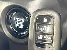 【Hondaスマートキー】カバンやポケットに入れたままでもドアの施錠・解錠が可能なスマートキーを装備。エンジンのオン・オフ時もカギを取り出す必要が無いからとっても便利です♪