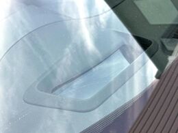 【ヘッドアップディスプレイ】現在の速度や走行情報をデジタル表示で運転席前方のガラスに投影！運転中、目線をずらさず必要な情報を確認できるのでとっても便利で安心！