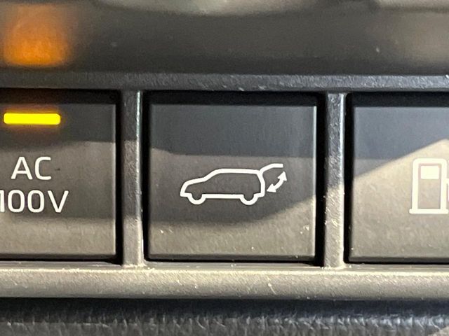 【パワーバックドア】スマートキーや運転席のボタンを押すだけでリアゲートが自動で開閉します！荷物を持っている時や、高い位置にあるバックドアを閉める際に便利な機能です♪