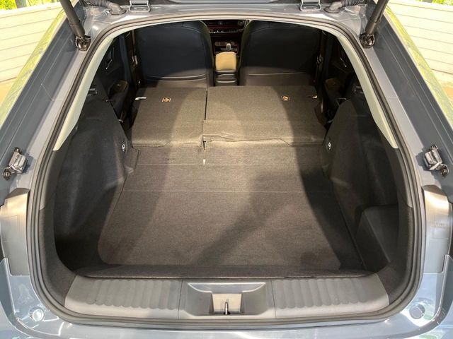 後席を格納すると、これだけの広さが！シーンに合わせたシートアレンジで、大きな荷物も積むことが出来ます♪