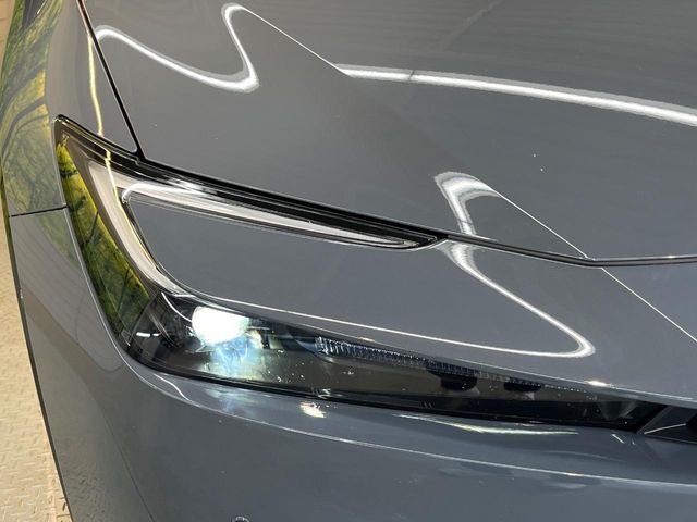 【LEDヘッドライト】悪天候や夜間走行時も良好な視界を確保し安心して運転できる高輝度LEDヘッドライトを装備！点灯速度が早く、消費電力も抑えられています。