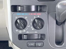 寒い冬も暑い夏も全席に快適な空調を届けてくれる、ダイヤル式エアコンを装備♪